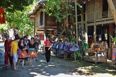 Khách du lịch tham quan Bản Lác. (Ảnh: Thanh Hà/TTXVN)