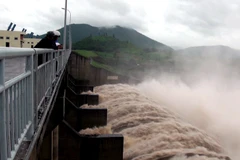 Hồ thủy điện Sông Ba Hạ xả lũ. (Ảnh: Thế Lập/TTXVN) 