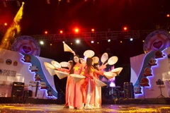 Tiết mục Múa của đoàn lưu học sinh Việt Nam tham gia tại lễ hội. (Ảnh: Phan Minh Hưng/TTXVN)