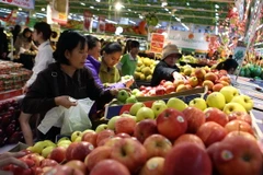 Khách chọn mua hàng tại siêu thị Big C Thăng Long Hà Nội. (Ảnh: Vũ Sinh/TTXVN)