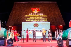 Thứ trưởng Bộ Văn hóa, Thể thao và Du lịch Đặng Thị Bích Liên trao Bằng công nhận Di tích Quốc gia đặc biệt Địa điểm Chiến thắng Đăk Tô - Tân Cảnh cho lãnh đạo tỉnh Kon Tum và huyện Đăk Tô. (Ảnh: Hồng Điệp/TTXVN)