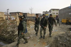 Binh sỹ Ấn Độ tuần tra tại huyện Pulwama thuộc khu vực Kashmir. (Nguồn: AFP/TTXVN)