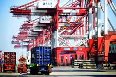 Vận chuyển hàng hóa tại một cảng ở Thanh Đảo, tỉnh Sơn Đông, Trung Quốc. (Nguồn: AFP/TTXVN)
