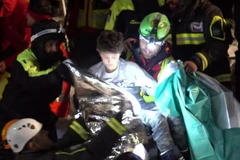 Một nạn nhân còn sống sót sau trận động đất được giải cứu ngày 21/1. (Nguồn: EPA/TTXVN)