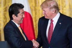 Tổng thống Mỹ Donald Trump (phải) và Thủ tướng Nhật Bản Shinzo Abe. (Nguồn: AFP/TTXVN)