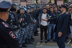 Những người Hồi giáo ở Moskva tập trung trước ĐSQ Myanamar tại Moskva bày tỏ sự ủng hộ với người Rohingya ở Myanmar. (Nguồn: AFP)