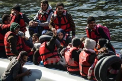 Người tị nạn Syria tìm cách vượt biển Aegean đến đảo Lesbos từ bờ biển Ayvacik ở Canakkale, Thổ Nhĩ Kỳ, ngày 28/2. (Nguồn: AFP/TTXVN)