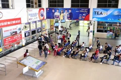 Người dân chờ mua vé xe tại bến xe Mỹ Đình. (Ảnh: Quang Quyết/TTXVN)