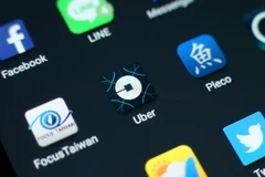 Biểu tượng của tập đoàn Uber trên màn hình điện thoại . (Nguồn: EPA/TTXVN)