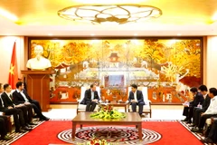 Chủ tịch UBND thành phố Hà Nội Nguyễn Đức Chung làm việc với ông Jens Ruebbert, Chủ tịch Hiệp hội Doanh nghiệp châu Âu (Eurocham) tại Việt Nam. (Ảnh: Văn Điệp/TTXVN)