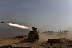 Quân đội Iraq bắn tên lửa vào các mục tiêu của IS trong chiến dịch quân sự tại Mosul. (Nguồn: AFP/TTXVN)