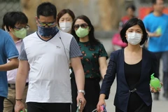 Người dân đeo khẩu trang tránh khói bụi bao phủ thủ đô Bắc Kinh ngày 4/5. (Nguồn: EPA/TTXVN)