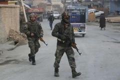 Binh sỹ Ấn Độ tuần tra tại huyện Pulwama thuộc khu vực Kashmir. (Nguồn: THX/TTXVN)