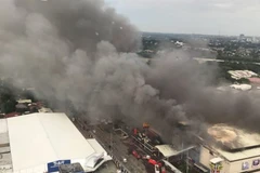 Hiện trường vụ cháy trung tâm thương mại NCCC ở Davao ngày 23/12. (Nguồn: INQUIRER/TTXVN)