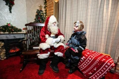 Các em bé rất thích được chụp ảnh với ông già Tuyết. (Nguồn: telegraph.co.uk)