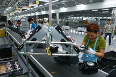  Dây chuyền sản xuất thiết bị điện tử gia dụng tại công ty LG Electronics Việt Nam. (Ảnh: Lâm Khánh/TTXVN)