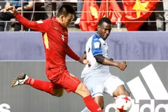 Pha tranh bóng giữa cầu thủ U20 Honduras Darixon Vuelto (phải) và cầu thủ U20 Việt Nam Hồ Tấn Tài (trái) trong trận đấu. (Nguồn: EPA/TTXVN)