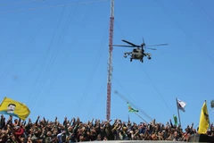 Những người Kurd tại khu vực diễn ra các đợt không kích do quân đội Thổ Nhĩ Kỳ tiến hành gần thị trấn Derik của người Kurd ở Arabic (Syria) ngày 25/4. (Nguồn: AFP/TTXVN)