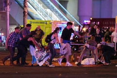 Chuyển một nạn nhân bị thương trong vụ xả súng ở Las Vegas ngày 1/10. (Nguồn: AFP/TTXVN)