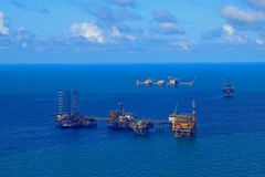  Các giàn khoan của Liên doanh Vietsovpetro tại mỏ Bạch Hổ. (Ảnh: Huy Hùng/TTXVN)