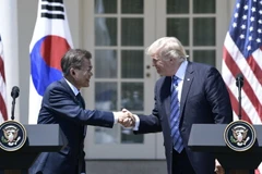Tổng thống Mỹ Donald Trump (phải) và Tổng thống Hàn Quốc Moon Jae-in trong cuộc họp báo chung tại Washington, Mỹ ngày 30/6. (Nguồn: AFP/TTXVN)