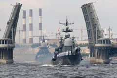 Tàu tên lửa của Nga tham gia diễu binh tại Saint Petersburg ngày 30/7. (Nguồn: AFP/TTXVN)