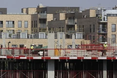 Một công trình đang được xây dựng tại London, Anh. (Nguồn: AFP/TTXVN)