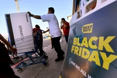 Khách hàng mua sắm tại cửa hàng ở California, Mỹ trong ngày Black Friday 25/11/2016. (Nguồn: AFP/TTXVN)
