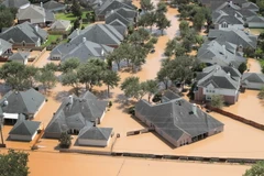 Cảnh ngập lụt do mưa lớn sau bão Harvey tại Sugar Land, Texas ngày 31/8. (Nguồn: AFP/TTXVN)