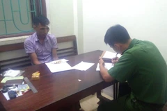 Đối tượng Đào Trọng Hiếu tại trụ sở Công an phường Tan Thanh, thành phố Điện Biên Phủ, tỉnh Điện Biên. (Ảnh: Xuân Tiến/TTXVN)