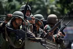 Binh sỹ Philippines tuần tra trên một tuyến phố ở Marawi, ngày 10/6. (Nguồn: AFP/TTXVN)