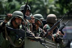 Binh sỹ Philippines tuần tra trên một tuyến phố ở Marawi, ngày 10/6. (Nguồn: AFP/TTXVN)