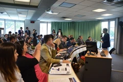 Ông Mai Hùng Dũng, Phó Chủ tịch Thường trực UBND tỉnh Bình Dương giới thiệu tiềm năng và thế mạnh của tỉnh Bình Dương. (Ảnh: Bích Hà/TTXVN)