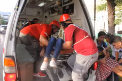 Cấp cứu người bị thương trong vụ động đất tại thành phố Ormoc. (Nguồn: newsinfo.inquirer.net)