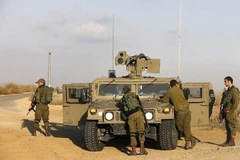 Binh lính Israel tuần tra tại khu vực gần biên giới với dải Gaza ngày 30/10. (Nguồn: AFP)