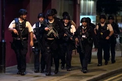 Cảnh sát có vũ trang được điều động tới Cầu London sau vụ xe tải lao vào người đi bộ tối 3/6. (Nguồn: EPA/TTXVN)