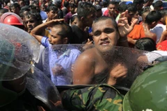 Người biểu tình Sri Lanka đụng độ với cảnh sát khi phản đối dự án của Trung Quốc. (Nguồn: Reuters)