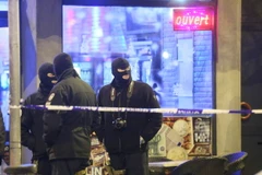 Cảnh sát Bỉ trong chiến dịch truy quét khủng bố tại quận Schaerbeek , thủ đô Brussels. (Nguồn: EPA/TTXVN)