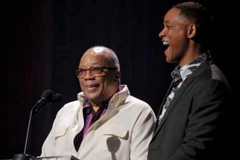 Diễn viên-ca sỹ-rapper người Mỹ Will Smith và nhà sản xuất âm nhạc Quincy Jones tại nhà hát Alicia Alonso ở La Havana ngày 30/4. (Nguồn: AFP)