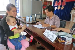 Người lao động vui mừng được nhận lương sau 5 năm theo kiện. (Nguồn: baobaohiemxahoi.vn)