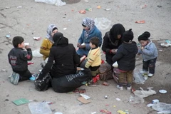 Những người phụ nữ Syria đưa con cái đi sơ tán tới khu vực Khan al-Assal, phía tây Aleppo. (Nguồn: AP/TTXVN)