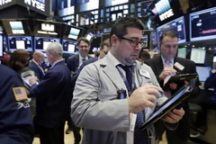 Giao dịch viên làm việc tại Sàn giao dịch chứng khoán New York, Mỹ. (Nguồn: AP/TTXVN)