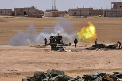  Binh sỹ quân đội Chính phủ Syria bắn pháo vào các mục tiêu của IS tại Maskana, phía đông Aleppo. (Nguồn: AFP/TTXVN)