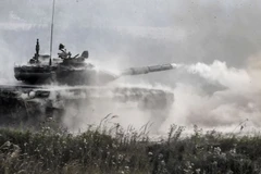 Xe tăng T-90 của Nga tham gia diễn tập tại khu vực ngoại ô Moskva ngày 22/8. (Nguồn: AFP/TTXVN)