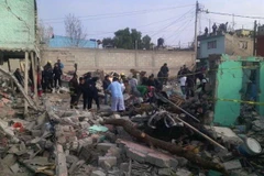 Cơ quan chức năng điều tra tại hiện trường vụ nổ pháo hoa ở Tultepec ngày 4/3. (Nguồn: EPA/TTXVN)