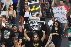 Người dân tuần hành phản đối sắc lệnh ngừng Chương trình DACA của Tổng thống Mỹ tại thành phố Los Angeles ngày 5/9. (Nguồn: AFP/TTXVN)