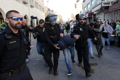 Cảnh sát Israel khống chế người biểu tình bạo động tại Đông Jerusalem ngày 9/12. (Nguồn: THX/TTXVN)