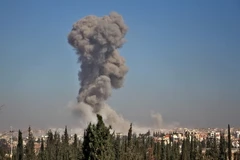 Khói bốc lên từ khu vực phía tây nam Aleppo. (Nguồn: AFP/ TTXVN)