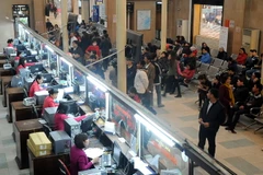 Hành khách làm thủ tục mua vé tàu tại Ga Hà Nội. (Ảnh: Quang Quyết/TTXVN)