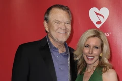 Huyền thoại âm nhạc Glen Campbell và vợ tại Los Angeles, California, Mỹ, ngày 10/2/2012. (Nguồn: EPA/TTXVN)